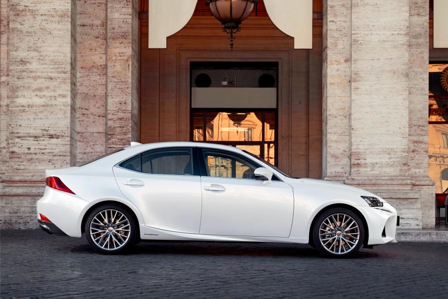  Lexus IS300h 2016 года  (WW) (фото 27 из 28)